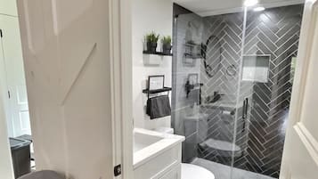 Suihku, hiustenkuivaaja, pyyhkeet, saippua