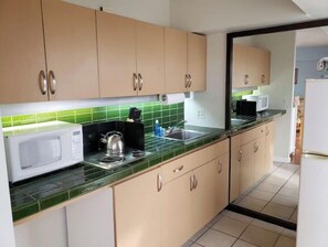 Refrigerador, microondas, parrilla de estufa y cafetera y tetera 