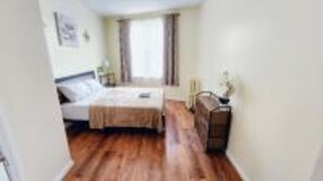 4 slaapkamers, een strijkplank/strijkijzer, gratis wifi, beddengoed