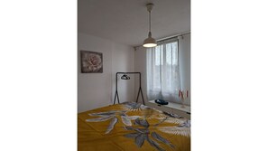 2 chambres, lit parapluie, draps fournis