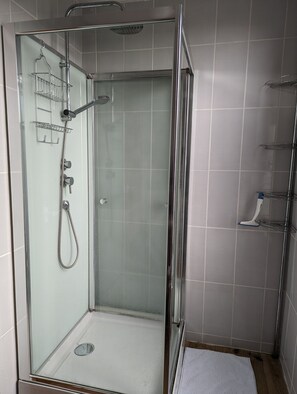 Douche, sĂšche-cheveux, serviettes fournies, papier toilette