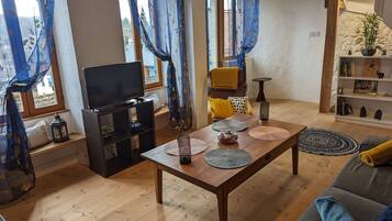 Télévision, cheminée, livres