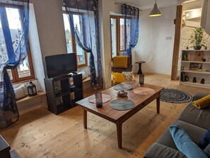 Télévision, cheminée, livres