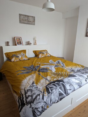 2 chambres, lit parapluie, draps fournis