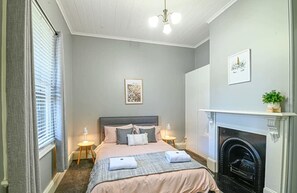 3 makuuhuonetta, työpöytä, silitysrauta/-lauta, vauvan matkasänky