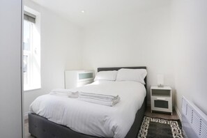 1 bedroom, travel cot, WiFi, bed sheets - Sunny Studio Near Beach  (Bournemouth)