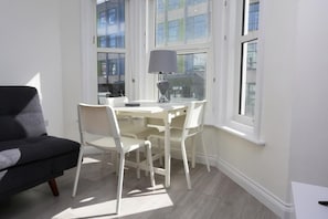 Dining - Sunny Studio Near Beach  (Bournemouth)