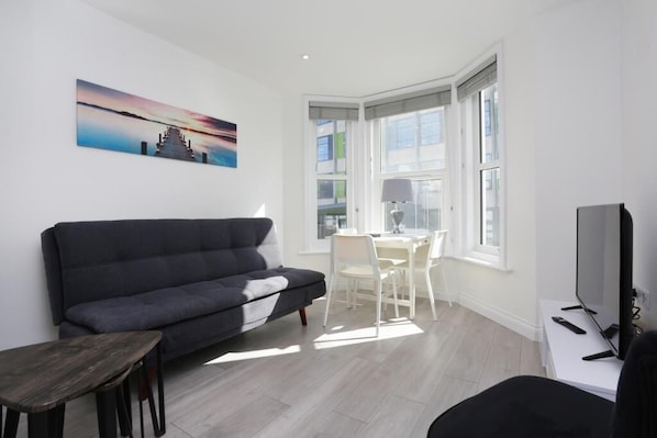 Living area - Sunny Studio Near Beach  (Bournemouth)