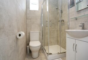 Hair dryer, towels, soap, shampoo - Sunny Studio Near Beach  (Bournemouth)