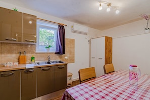 Fridge, microwave, oven, stovetop - S2 - modern studio, just 50m from the beach (Korcula)