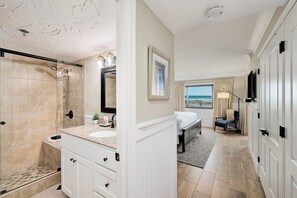 Douche, séchoir à cheveux, serviettes fournies