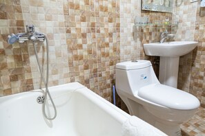 Combined shower/bathtub, rainfall showerhead, free toiletries - Atlas Hotel (Bukhara)