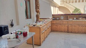 Coffee/tea maker, electric kettle, dining tables - Atlas Hotel (Bukhara)