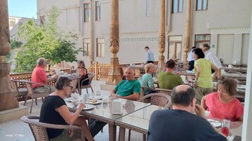 Coffee/tea maker, electric kettle, dining tables