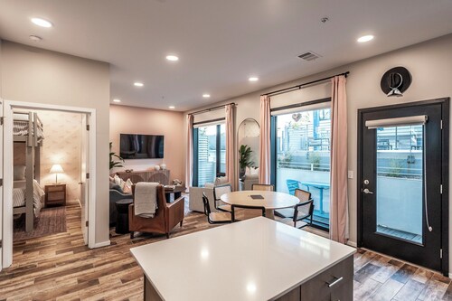 Glam Downtown Retreat w/ Pool | Girls’ Trips & Bachelorettes | Sleeps 8