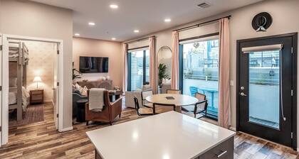 Glam Downtown Retreat w/ Pool | Girls’ Trips & Bachelorettes | Sleeps 8