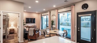 Glam Downtown Retreat w/ Pool | Girls’ Trips & Bachelorettes | Sleeps 8