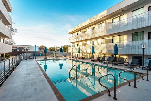 Glam Downtown Retreat w/ Pool | Girls’ Trips & Bachelorettes | Sleeps 8