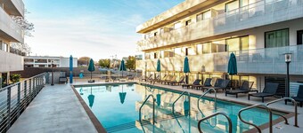 Glam Downtown Retreat w/ Pool | Girls’ Trips & Bachelorettes | Sleeps 8