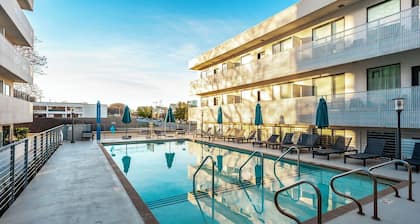 Glam Downtown Retreat w/ Pool | Girls’ Trips & Bachelorettes | Sleeps 8