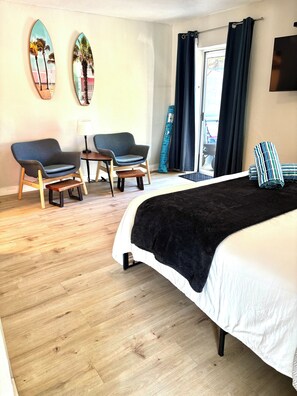 Iron/ironing board, bed sheets
