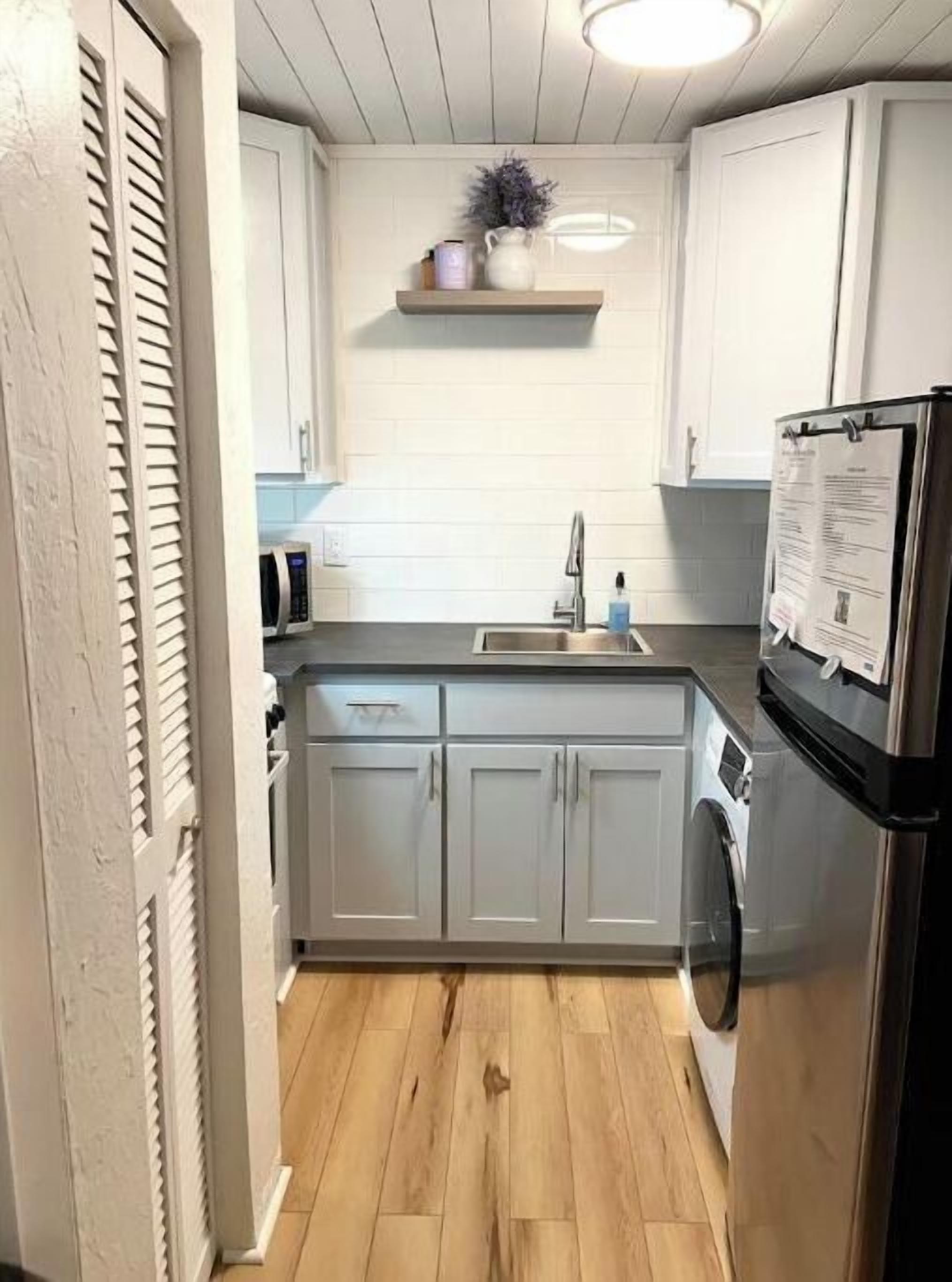 Kylskåp, mikrovågsugn, ugn och spishäll