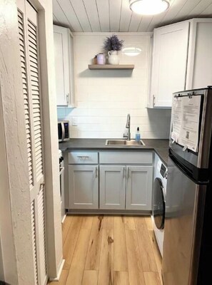 Frigorifero, microonde, forno, piano cottura