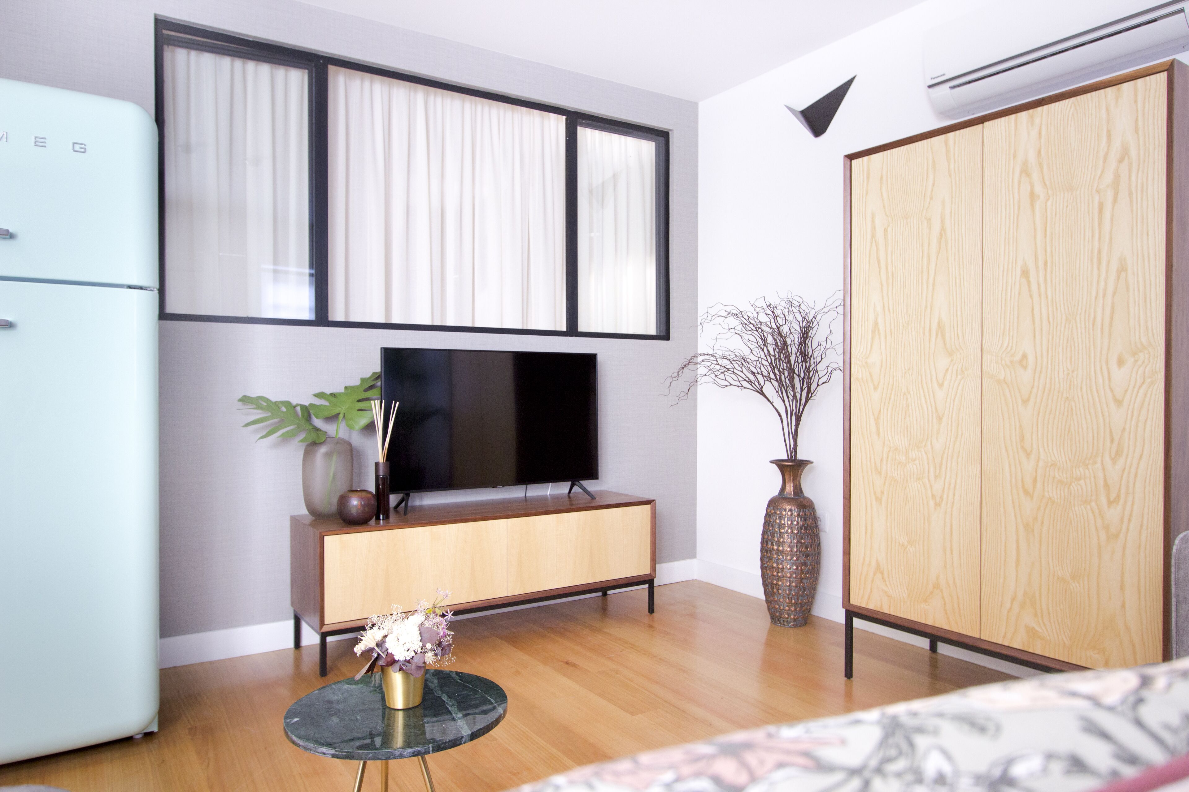 标准公寓 | 起居区 | 43-英寸LED 电视 （配备有线频道）、电视