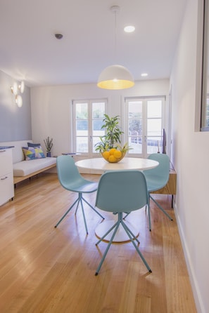 Superior-Apartment | Wohnbereich | 43-Zoll-LED-Fernseher mit Kabelempfang, Fernseher