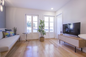 Superior-Apartment | Wohnbereich | 43-Zoll-LED-Fernseher mit Kabelempfang, Fernseher