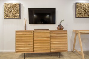 Estúdio conforto | Área de estar | TV LED 43 polegadas com canais a cabo, TV