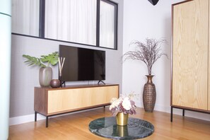 Departamento estándar | Área de sala de estar | Televisión LED de 43 pulgadas con canales por cable y televisión