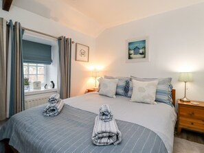 Cottage | 2 bedrooms, individually decorated, individually furnished, free WiFi - Seahares (Seahouses)