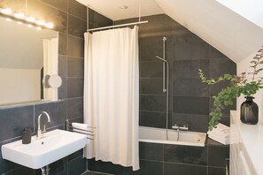 Hair dryer, towels, toilet paper - REMISE LOFT: Spacious apartment with balcony, loggia window and water access (Werder (Havel))