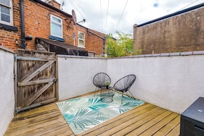 Property grounds - Stylish & Spacious home, Great Location, sleeps 6! (Chester)