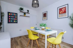 Dining - Stylish & Spacious home, Great Location, sleeps 6! (Chester)