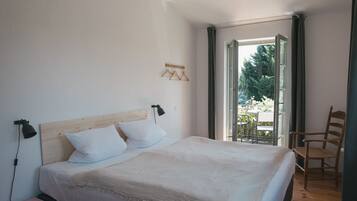 2 bedrooms, travel crib, free WiFi, bed sheets