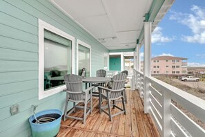 Outdoor dining - Wake Up to Ocean Breezes: Elevator Access, Beach Views, and a Boardwalk to Paradise. (Port Aransas)