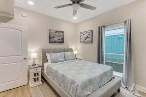 4 Schlafzimmer, Betten mit Memory-Foam-Matratzen, Schreibtisch