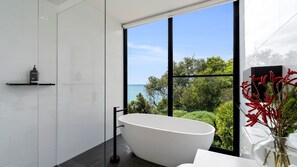 Baignoire, sĂšche-cheveux, serviettes fournies