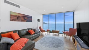 Smart TV, chimenea, videojuegos y reproductor de DVD