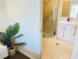 Sèche-cheveux, serviettes fournies