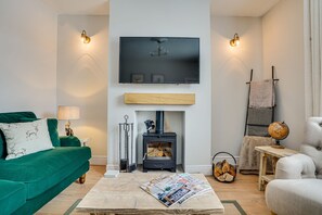 Smart TV, fireplace, Netflix, streaming services