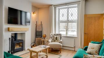 Smart TV, fireplace, Netflix, streaming services