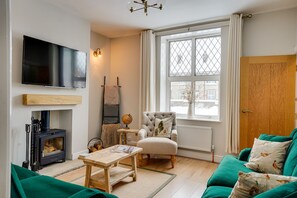 Smart TV, fireplace, Netflix, streaming services