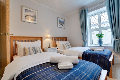 Sage Cottage: Buxton Family Getaway with Log Fire