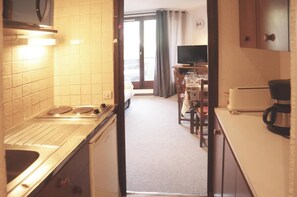 Réfrigérateur, four à micro-ondes, cafetière-théière, grille-pain
