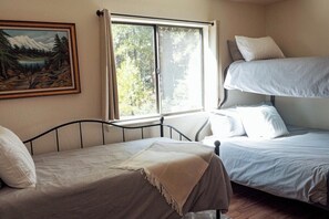 5 slaapkamers, een bureau, een strijkplank/strijkijzer, gratis wifi