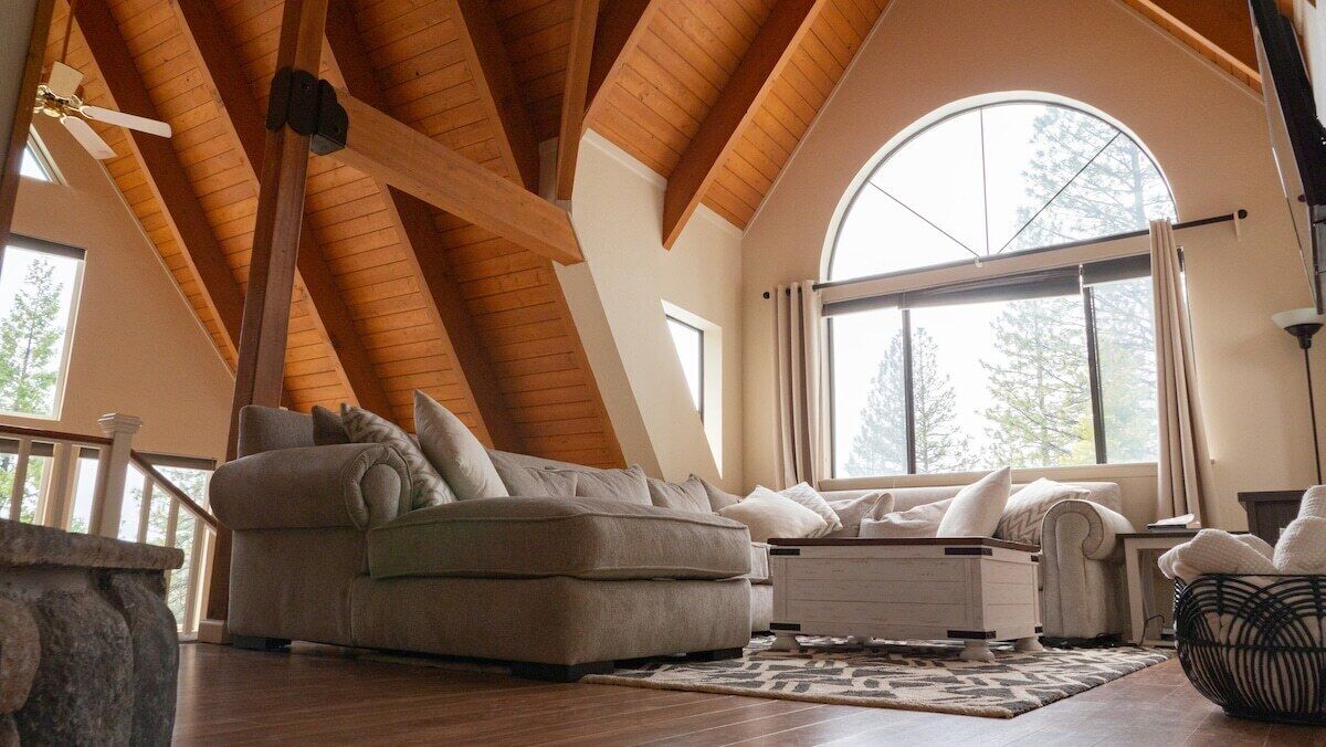 TV connectée, baby-foot, table de tennis de table, livres