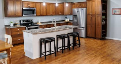 Ultimate Country Home with a 4800 sq.ft shed- pickle ball, corn hole, and more!!